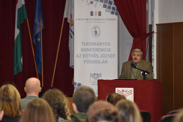 Dr. Tóth Sándor Attila nyitotta meg a konferenciát.