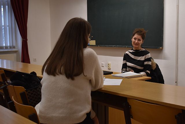 Dr. Morana Plavac horvát nyelvi alkalmassági vizsgát tart.