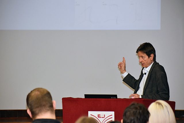 Tudományos előadás a főiskolán.