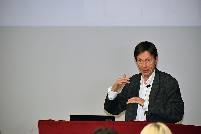 Tudományos előadás a főiskolán.