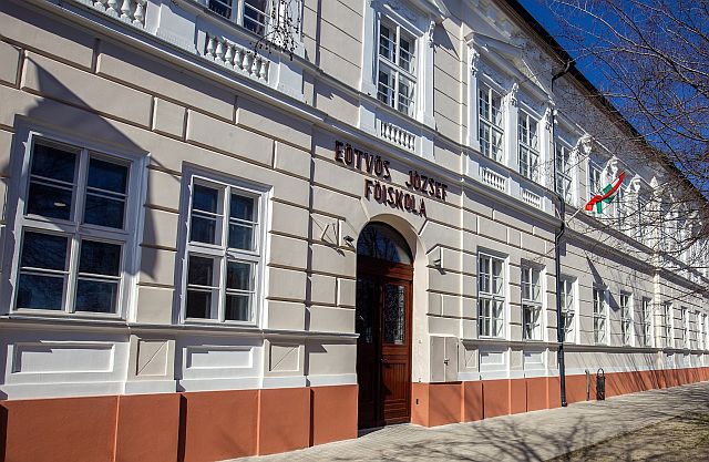 A főiskola épülete a Szegedi útról.