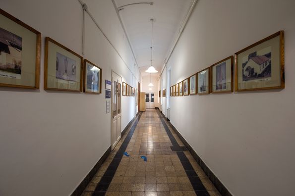 A kisiskolákról készült fotók a folyosón.