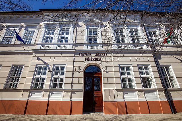 Az Eötvös József Főiskola épülete.