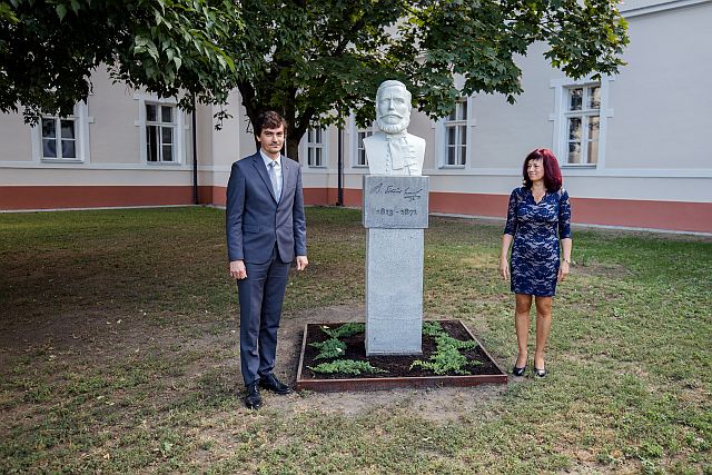 Dr. Szilágyiné dr. Szinger Ibolya rektor és Szabó Áron szobrászművész leplezte lesz Eötvös József mellszobrát a főiskola udvarán.