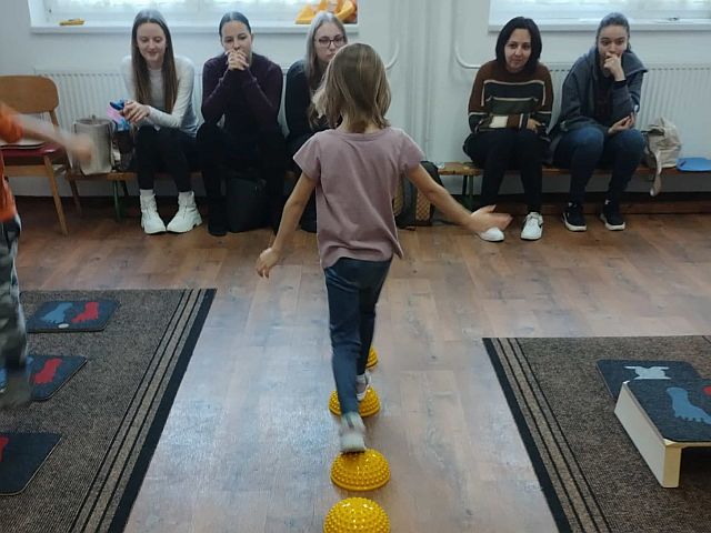 Mozgásfejlesztő foglalkozáson vettek részt a csecsemő- és kisgyermeknevelő szakos hallgatók.