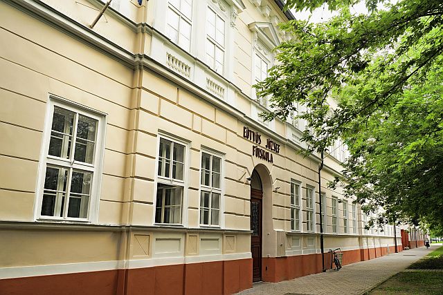 A főiskola Szegedi úti épülete.