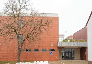 Sikeresen lezárult az Eötvös József Főiskola Szabadka utca 1. szám alatti „B” oktatási épületének energetikai korszerűsítése és akadálymentesítése.