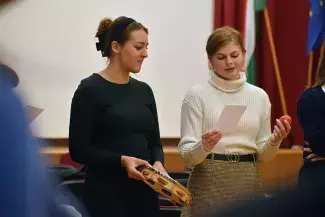 Mosolygó arcok, tapsoló kezek, dobbantó lábak 