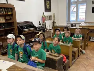 Ahol a könyvek mesélnek, a padok emlékeznek – könyvtártól az iskolamúzeumig