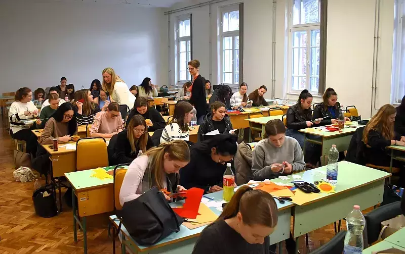 Mesék, mondókák, bábok a bölcsődei nevelésben