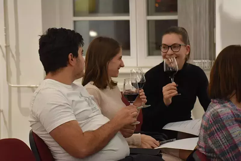 Színek, illatok, ízek – a borkóstolás alapjai