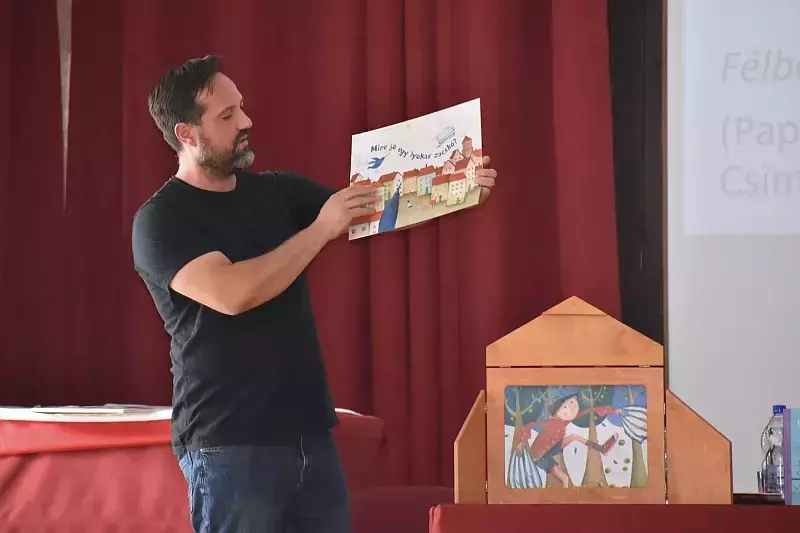Kollár Árpád rendhagyó irodalomórája a főiskolán