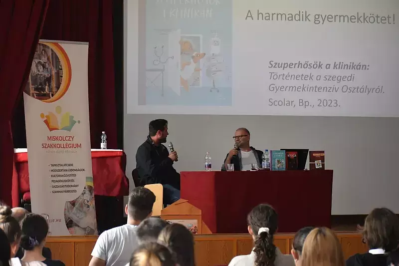 Kollár Árpád rendhagyó irodalomórája a főiskolán