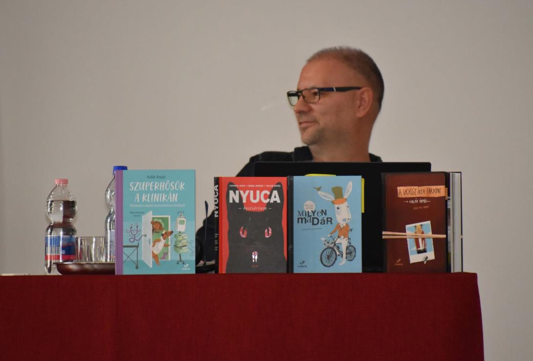Kollár Árpád rendhagyó irodalomórája a főiskolán