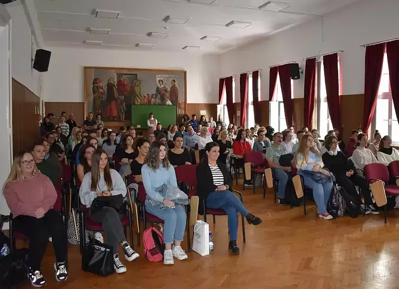 Kollár Árpád rendhagyó irodalomórája a főiskolán
