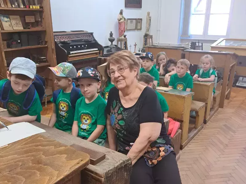 Ahol a könyvek mesélnek, a padok emlékeznek – könyvtártól az iskolamúzeumig