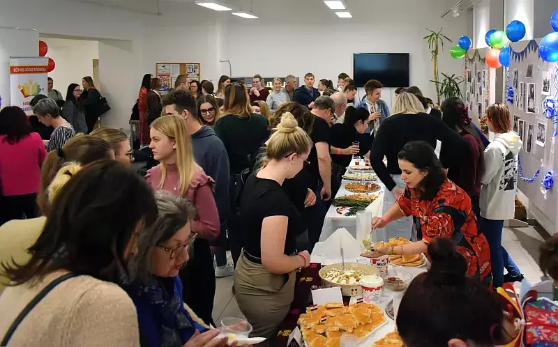 Nemzetiségi est a főiskolán.