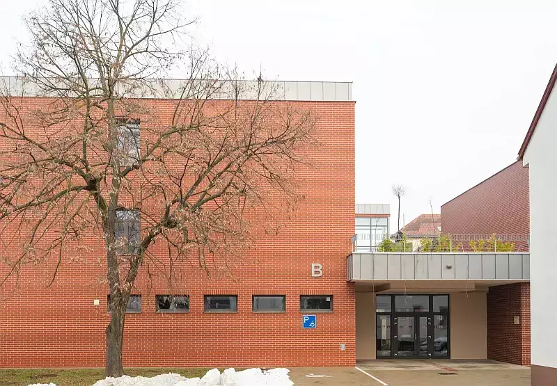 Sikeresen lezárult az Eötvös József Főiskola Szabadka utca 1. szám alatti „B” oktatási épületének energetikai korszerűsítése és akadálymentesítése.