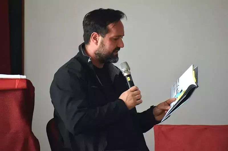 Kollár Árpád rendhagyó irodalomórája a főiskolán